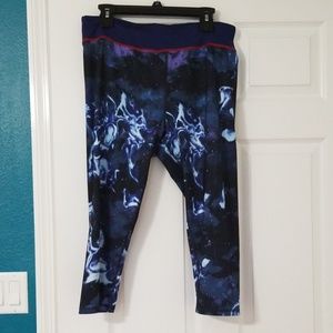 Her Universe Superman 1X Capri Work Out Pants
